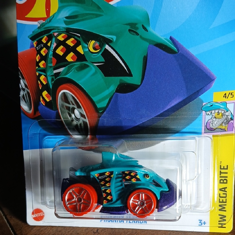 Piranha Terrot Fun Mega Bite Hot Wheels Car - Teal and Red